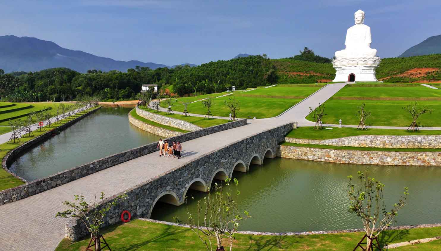 パラダイス墓地公園、チュイエンクアンの霊的な土地の間の平和な場所。写真：ファットヴィン.