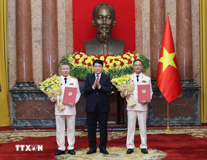 Chu tich nuoc Luong Cuong trao Quyet dinh thang cap bac ham tu Trung tuong len Thuong tuong voi 2 Thu truong Bo Cong an. Anh: TTXVN