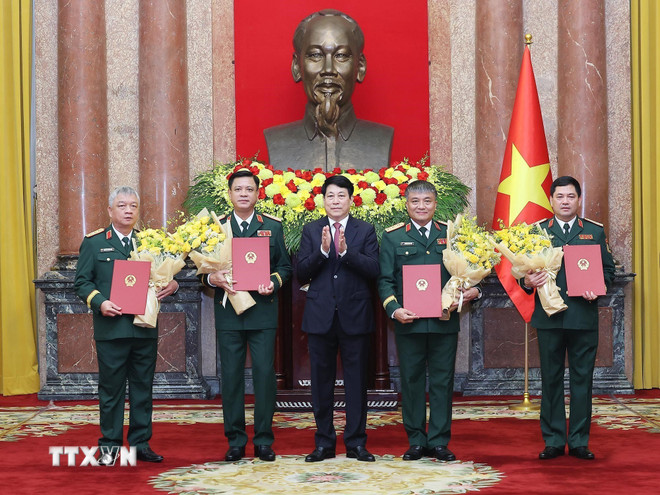 Chu tich nuoc Luong Cuong trao Quyet dinh thang quan ham tu Trung tuong len Thuong tuong doi voi cac Uy vien Trung uong Dang, Uy vien Quan uy Trung uong: Nguyen Hong Thai, Thu truong Bo Quoc phong; Nguyen Van Hien, Thu truong Bo Quoc phong; Nguyen Truong Thang, Thu truong Bo Quoc phong; Nguyen Quang Ngoc, Pho Tong Tham muu truong Quan doi nhan dan Viet Nam. Anh: TTXVN