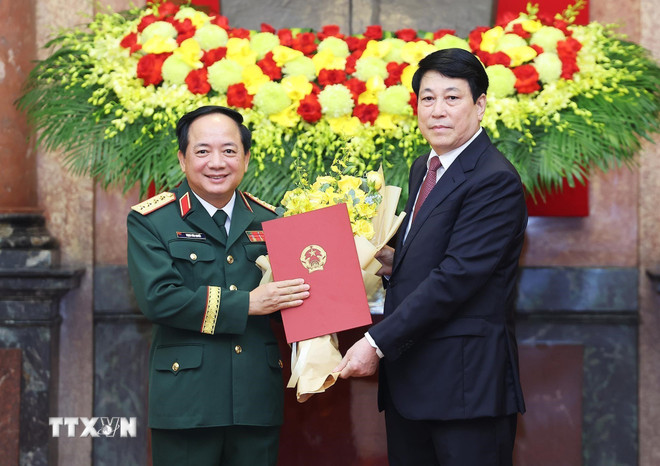 Chu tich nuoc Luong Cuong trao quyet dinh thang quan ham tu Thuong tuong len Dai tuong voi dong chi Trinh Van Quyet. Anh: TTXVN