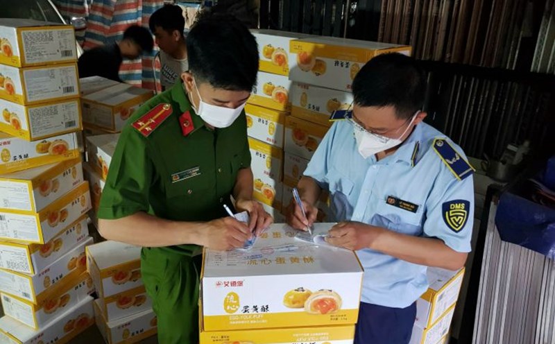 The Ho Chi Minh City Market Management Department inspects and handles violating goods. Photo: Ngoc Le