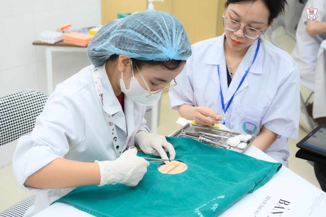 El punto de referencia de la Universidad de Medicina de Hanoi siempre es alto. Foto: Hanoi Medical University