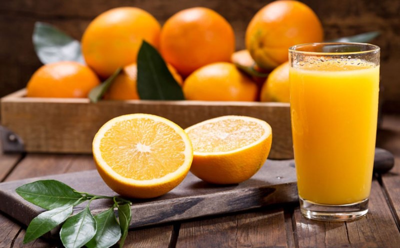 Orange juice is beneficial for health but cannot always be drunk. Photo: Bich Nhung