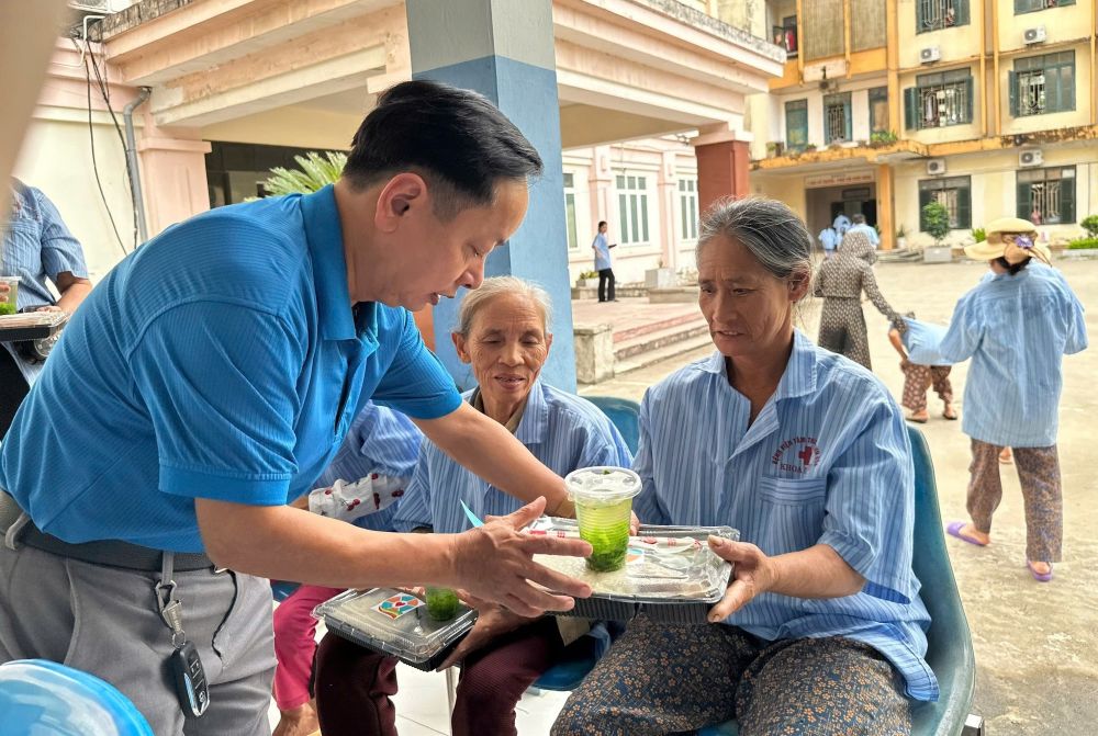 Parents who live lovingly will be a good example for their children. Photo: Tran Lam