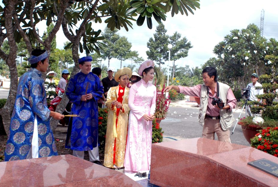 NSNA Duy Anh (bia phai) trong lan dao dien cac cap uyen uong chup anh cuoi tai Nghia trang liet si Tien Giang. Anh: Duy Anh