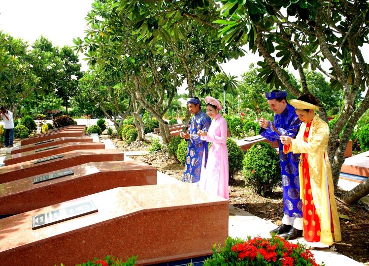 Cac cap doi thuc hien nghi thuc dang huong cac anh hung liet si truoc khi thuc hien chup anh cuoi. Anh: Duy Anh