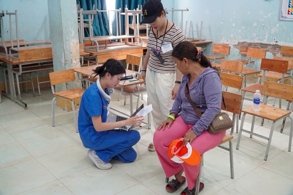 Da Nang brings mobile health stations to the highlands of Ben Giang commune. Photo: Tran Thi