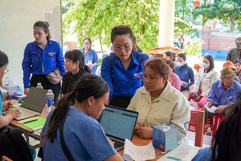 Nguoi dan duoc kham tong quat, do thi luc, mo duc thuy tinh the, kham nha khoa, vat ly tri lieu, tu van suc khoe va cap phat thuoc. Anh: Tran Thi