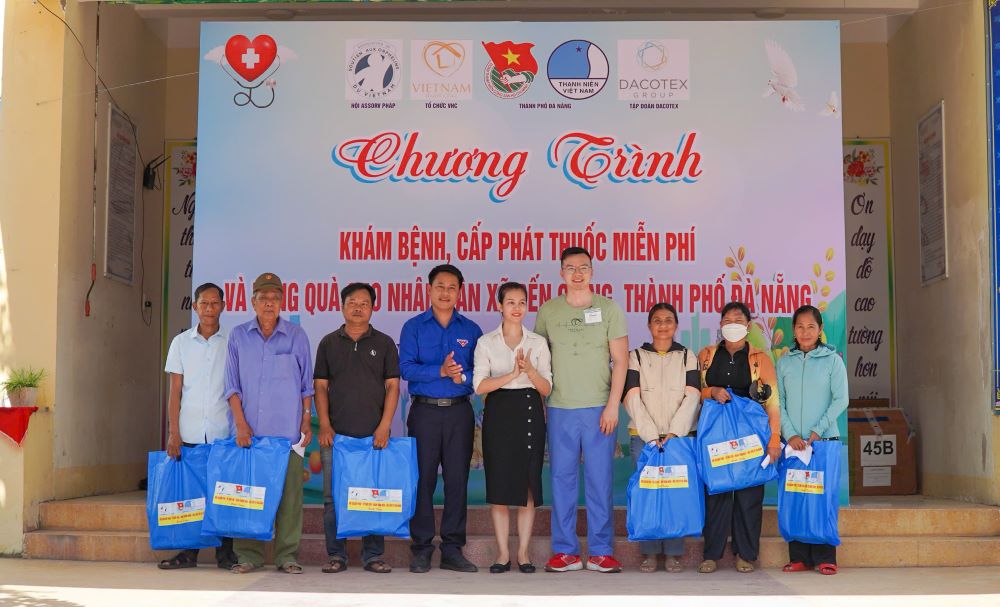 Trao qua tan tay ba con vung cao xa Ben Giang (TP Da Nang). Anh: Tran Thi