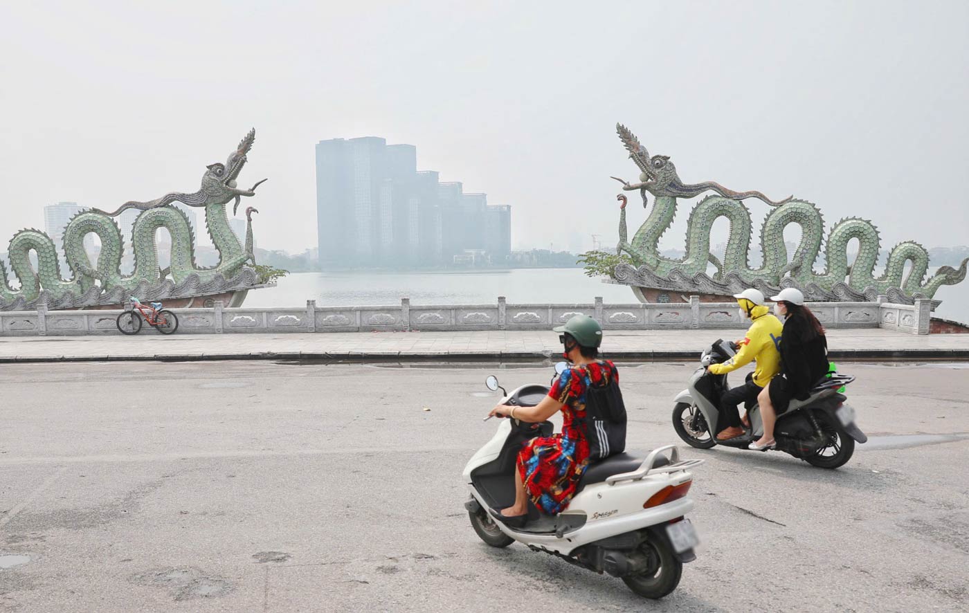 Mac du co nang nhung tam nhin xa bi han che. “Hom nay ra duong cam giac rat oi nong, ngot ngat. Gan trua roi ma van mu mit the nay, toi cung khong ro do thoi tiet thay doi hay do o nhiem, nhung di duong khong deo kinh la co cam giac com com o mat” - anh Tran Ngoc Tuan (Ba Dinh, Ha Noi) chia se.