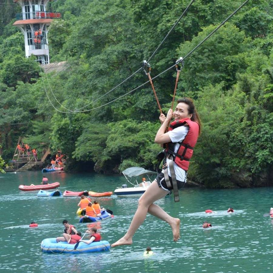 Truot zipline la mot trai nghiem khong the bo qua khi den Song Chay - Hang Toi. Anh: Linh Boo