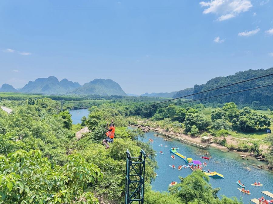 Du khach trai nghiem truot zipline dap nuoc dai nhat Viet Nam. Anh: Linh Boo
