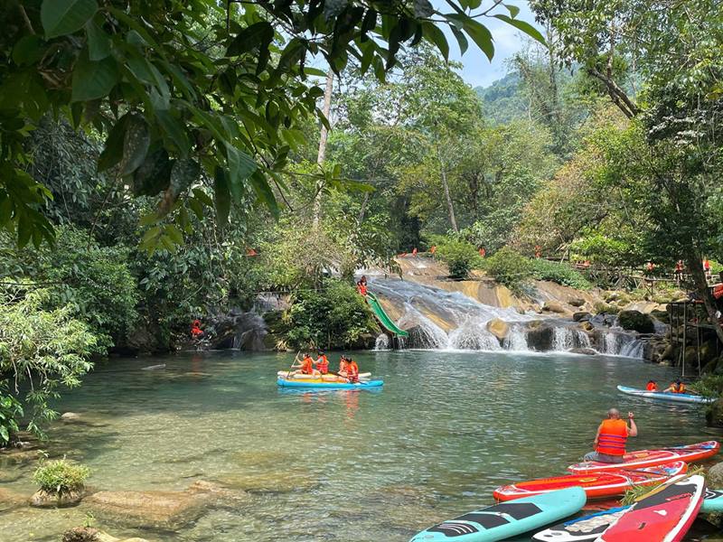 Suoi Cha Cung mang trong minh ve dep hoang so, tinh lang voi dong nuoc trong vat, mat lanh. Anh: Cha Cung Eco Zone