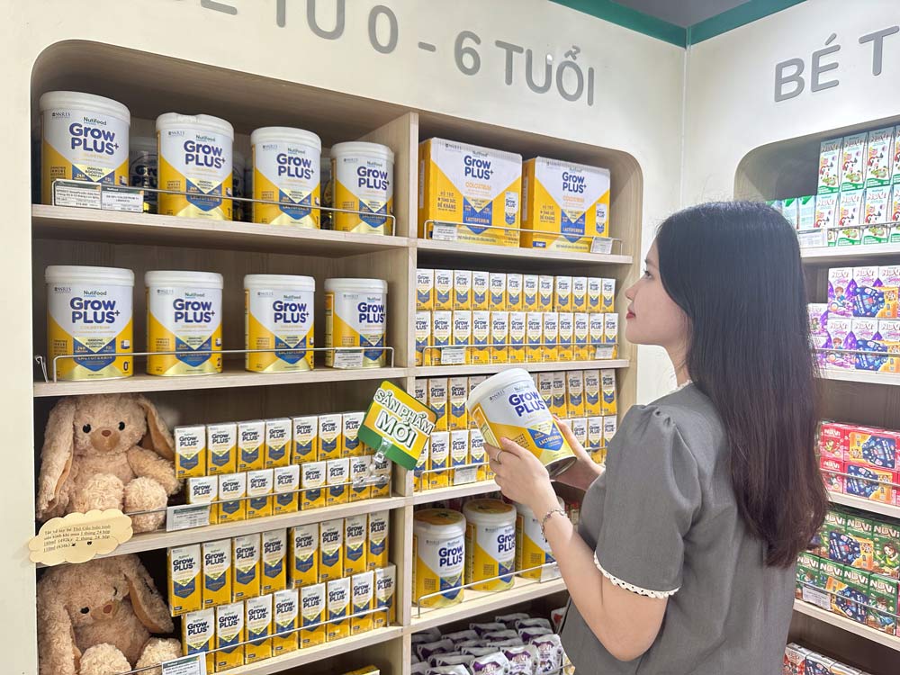 Chi Huyen dang chon mua sua Nutifood GrowPLUS+ Colostrum Lactoferrin cho con.