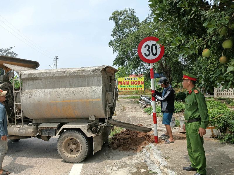 Luc luong chuc nang tien hanh cam bien bao han che toc do tai cac tuyen duong o Khu du lich bien Hai Tien. Anh: Minh Hoang