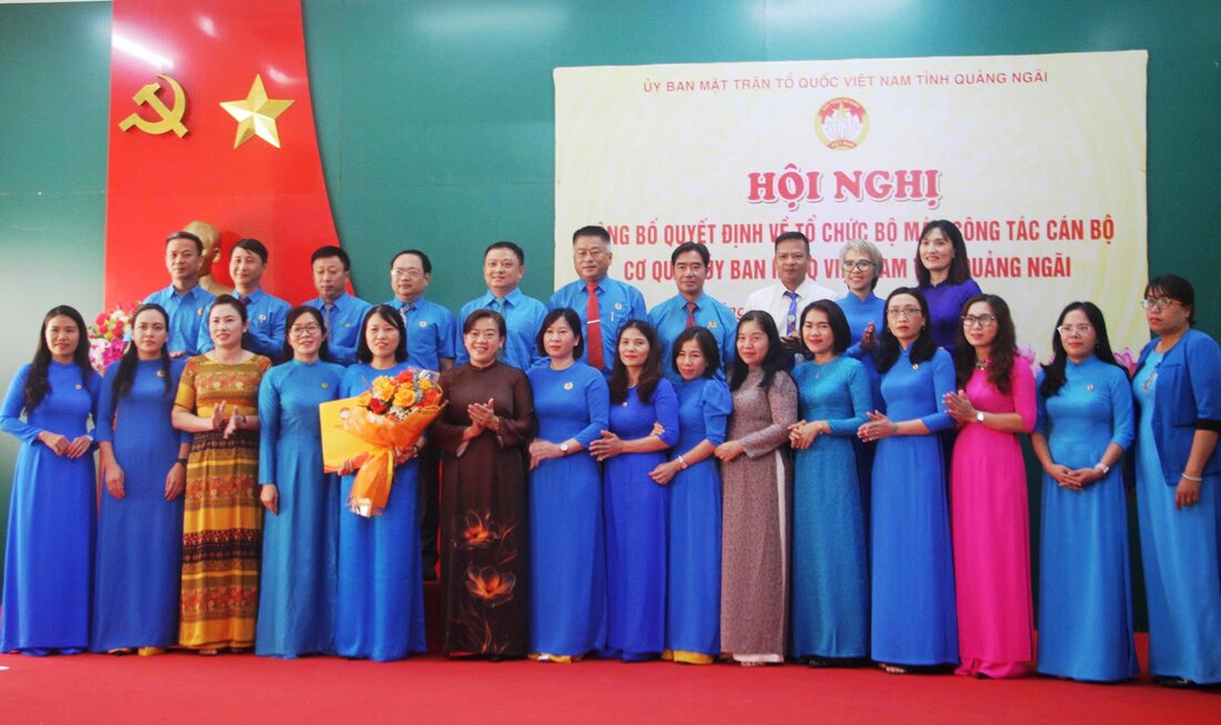 Anunciando a los funcionarios de los comites y unidades del Comite del Frente de la Paterna de Vietnam de la provincia de Quang Ngai. Foto: Vien Nguyen