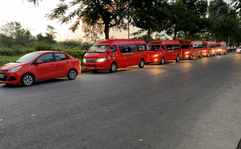 Cadres and civil servants were taken by goods from the merged locality to Vinh Long to work. Photo: Hoang Loc
