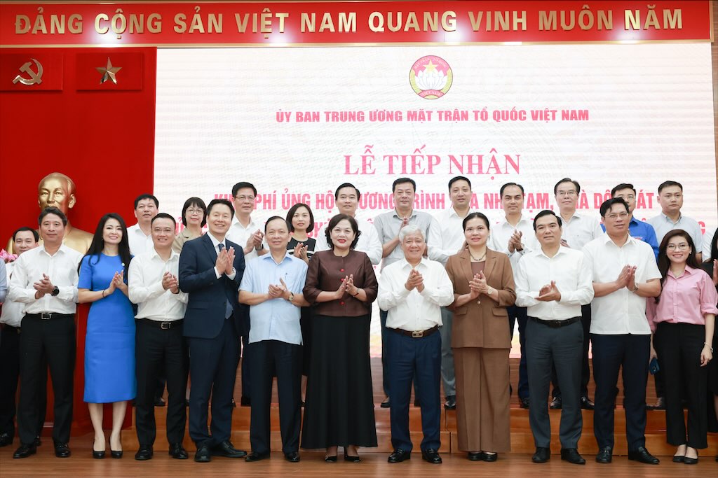 Cac dai bieu chup anh luu niem. Anh: Hai Nguyen