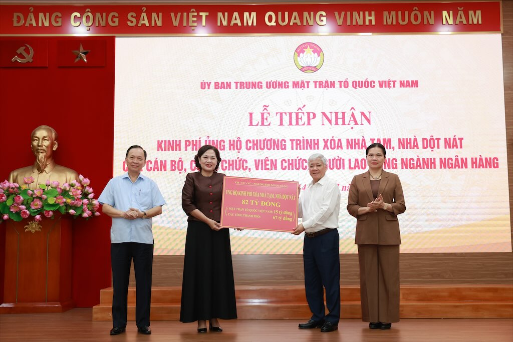 Presidente del Comite Central del Frente de Patricas de Vietnam, Do Van Chien recibio fondos del gobernador del Banco Estatal de Vietnam Nguyen Thi Hong. Foto: Hai Nguyen