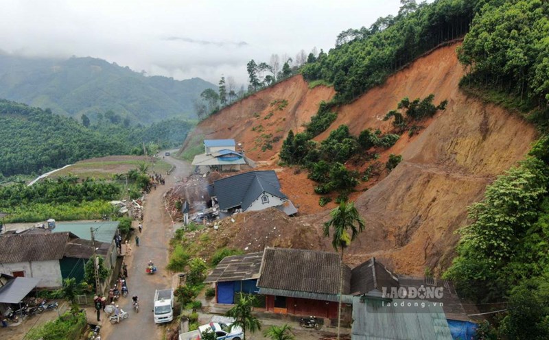 People are still shocked after the landslide that killed 5 people in Lao Cai. Photo: Van Duc.