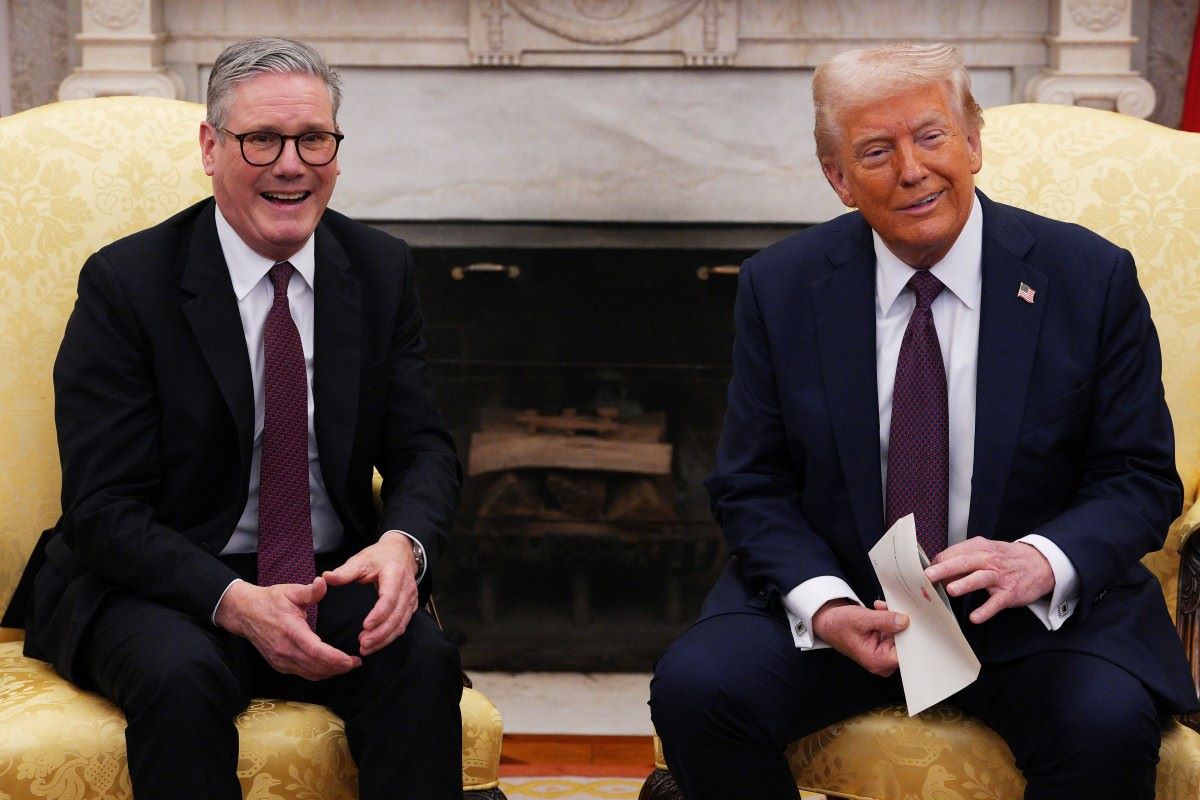 El primer ministro Keir Starmer presento una invitacion al presidente Donald Trump para visitar el estado a Inglaterra, en la Casa Blanca, 27 de febrero de 2025. Foto: AFP