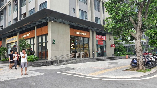 青年がマンションの高層階から落下して死亡したエリア。写真:Minh Hanh