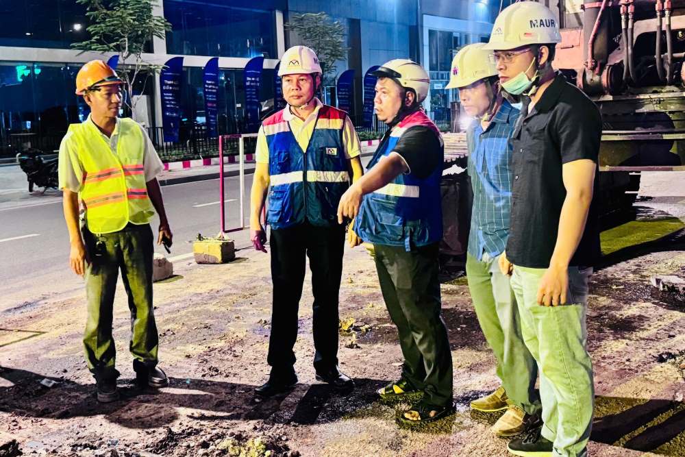 Truong Ban Quan ly duong sat do thi TP HCM Phan Cong Bang thi sat goi thau di doi ha tang ky thuat thuoc tuyen metro so 2 dem 13.7. Ảnh: My Quynh