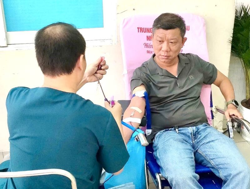 El Sr. Tran Doan Trung - Secretario del Comite del Partido de una sala Hoi Tay, participo en la donacion voluntaria de sangre. Foto: Duc Long