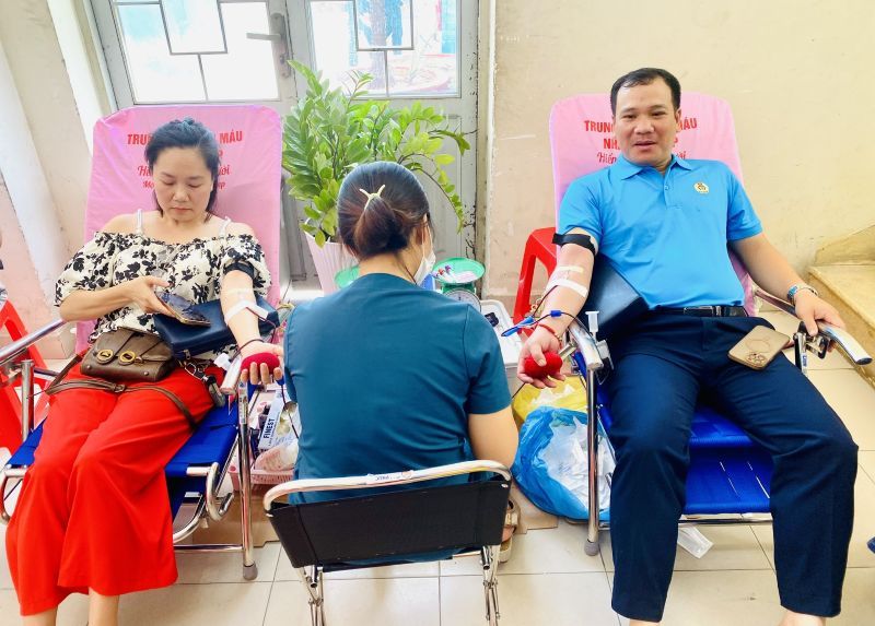 Doan vien cong doan, nguoi lao dong Phuong An Hoi Tay tham gia hien mau tinh nguyen. Anh: Duc Long