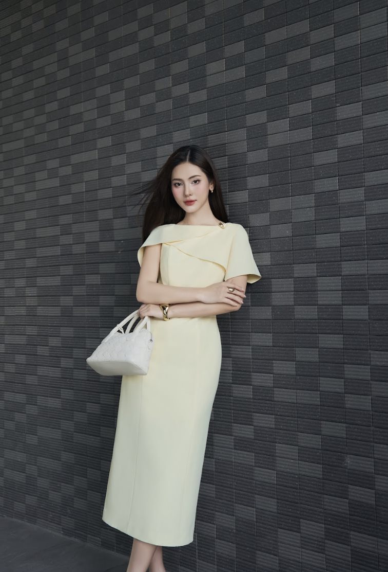 Thiet ke vai lech cung vat dap kheo leo mang den ve co dien pha chut hien dai, tao diem nhan vua du ma khong pho truong. Phom dang om nhe giup ton len duong cong, nhung van giu nguyen su tinh te, kin dao. Anh: IVY