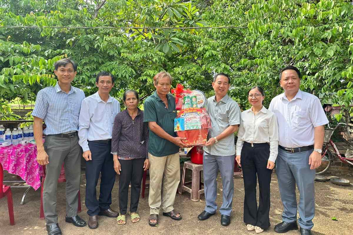 Binh GIA Commune Youth Union visita y da obsequios a personas prestigiosas entre las minorias etnicas. Foto: Patrices Frente de Binh Gia Commune