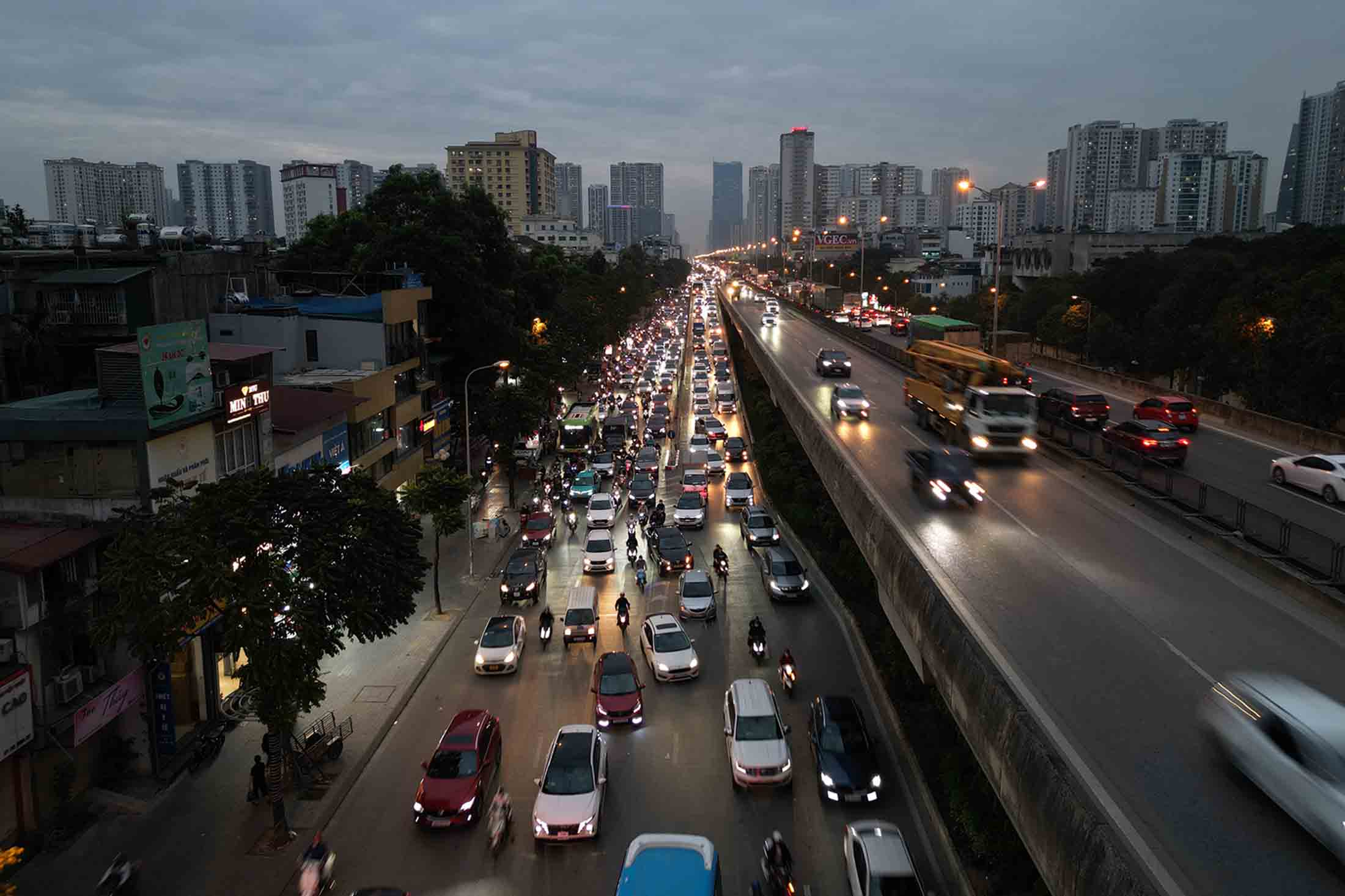 The conversion of vehicles from gasoline vehicles to electric vehicles has received the attention of the people. Photo: Huu Chanh