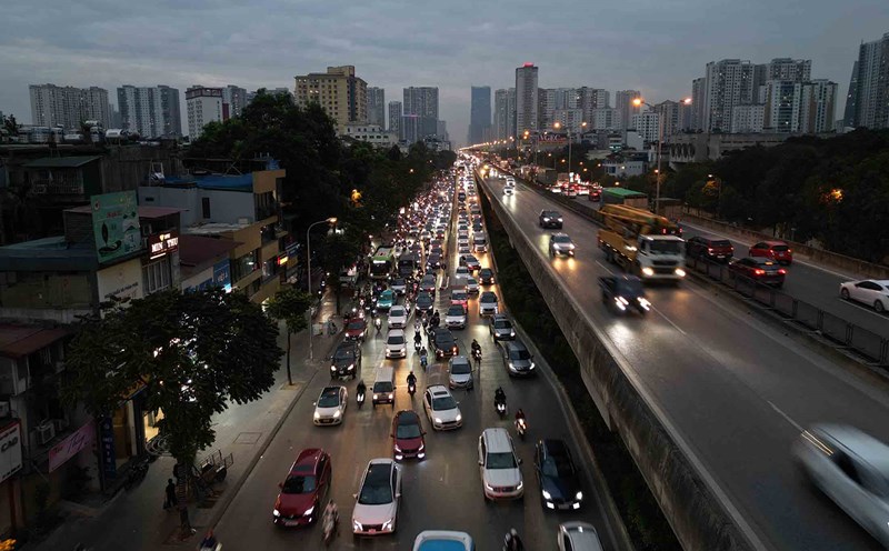 The conversion of vehicles from gasoline vehicles to electric vehicles has received the attention of the people. Photo: Huu Chanh