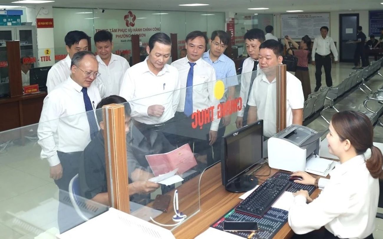 Thanh Hoa성 지도자들이 Sam Son phuong 공공 행정 서비스 센터에서 토지 관련 절차를 포함한 행정 절차 해결 작업을 점검하고 있습니다. 사진: P.S