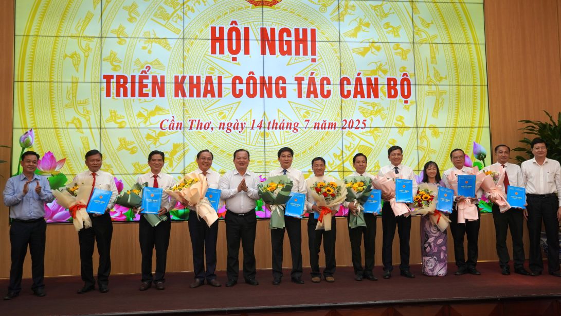 Lanh dao UBND TP Can Tho trao cac quyet dinh bo nhiem lanh dao 