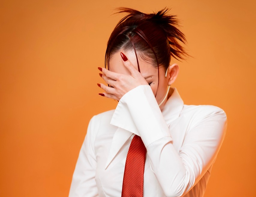 Toc Tien pleure lorsque la nouvelle recrue complete de son equipe est eliminee. Photo : Yeah1