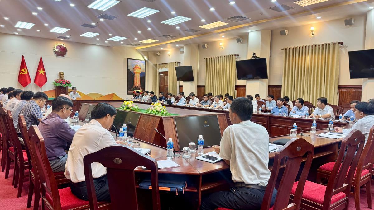 Lanh dao cac xa phuong co du an duong sat toc do cao di qua va cac so, nganh lam viec voi lanh dao UBND tinh. Anh: Duy Tuan