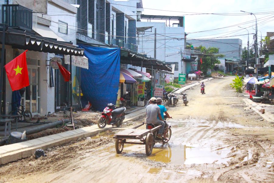 工事路が未完成、住民は汚れと泥の中で苦しんでいます。写真:Tran Thi