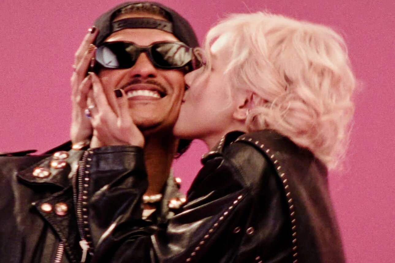 Bruno Mars and Rose in the MV "APT.". Photo: cut from APT MV.