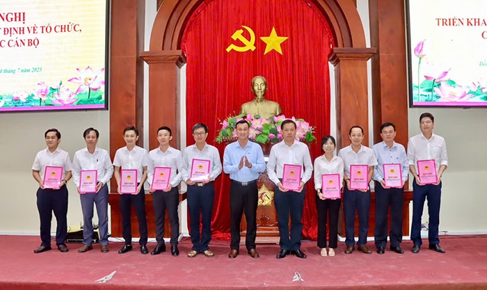 Chanh Van phong UBND tinh Nguyen Phi Da trao quyet dinh cho cac Truong, Pho Truong Phong Tong hop va Phong Dau tu - Quy hoach. Anh: Cong thong tin dien tu Dong Thap.