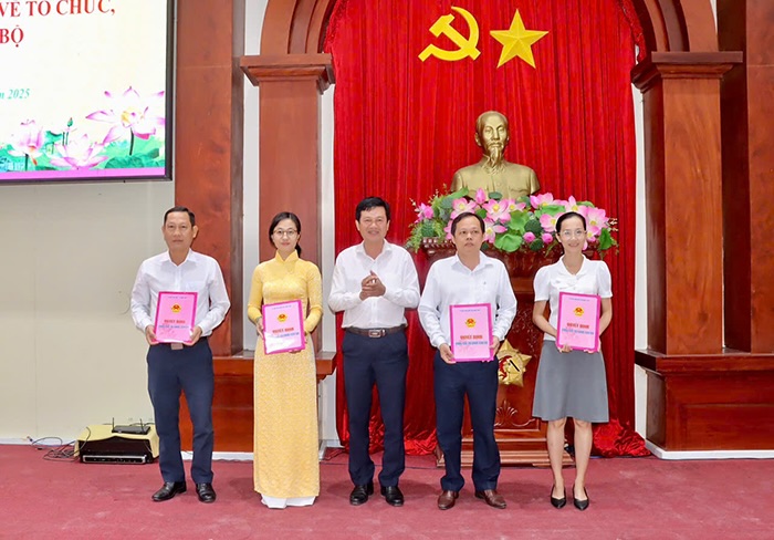 Pho Chanh Van phong UBND tinh Nguyen Cong Minh trao quyet dinh cho Truong, Pho Truong Phong Khoa giao – Van xa. Anh: Cong thong tin dien tu Dong Thap.