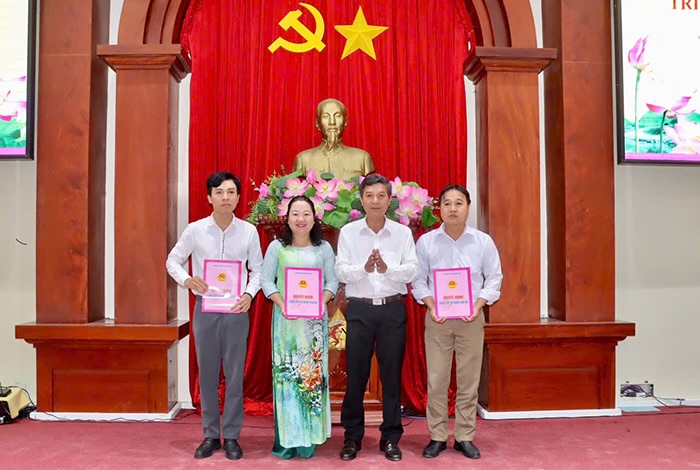Pho Chanh Van phong UBND tinh Tran Van Toan trao quyet dinh cho Truong, Pho Truong Phong Ngoai vu. Anh: Cong thong tin dien tu Dong Thap.