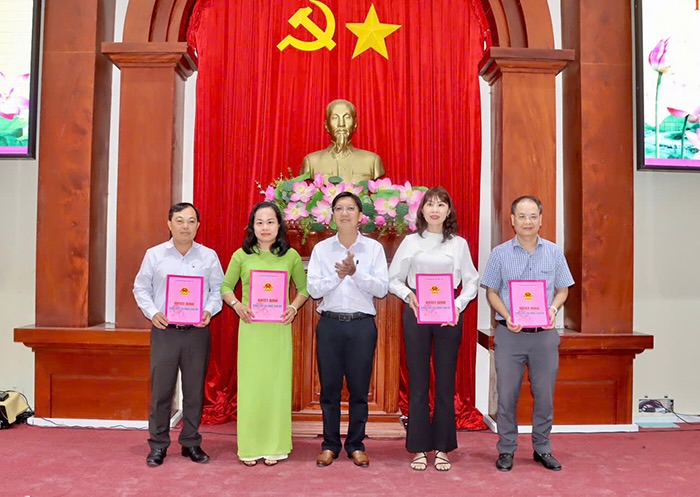 Pho Chanh Van phong UBND tinh Nguyen Minh Tuan trao quyet dinh cho Truong, Pho Truong Phong Kinh te. Anh: Cong thong tin dien tu Dong Thap.