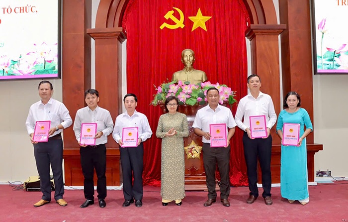 Pho Chanh Van phong UBND tinh Nguyen Phuong Binh trao quyet dinh cho Phong Hanh chinh - To chuc, Trung tam Tin hoc va Cong bao, Trung tam hoi nghi. Anh: Cong thong tin dien tu Dong Thap.