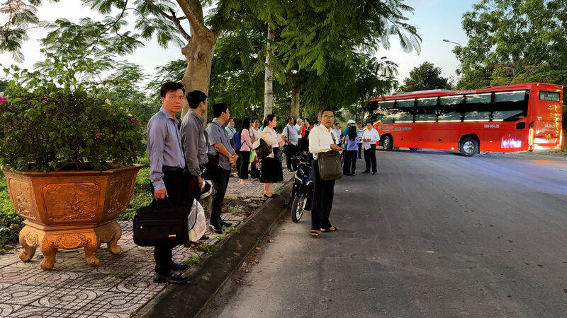 Can bo, cong chuc tap trung tu sang som tai diem hen de len xe ve Vinh Long lam viec. Anh: Hoang Loc