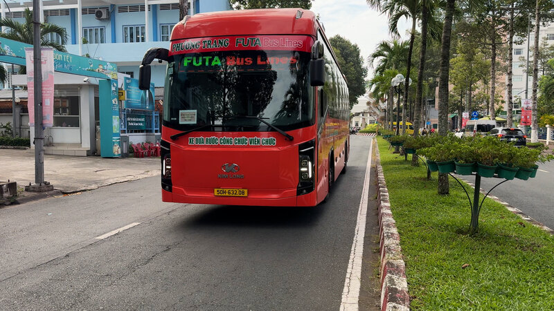 7월 14일 아침 짜빈(Tra Vinh)에서 빈롱(Ben Tre)의 간부 공무원 공무원을 빈롱(Vinh Long)의 기관으로 데려다주는 차량. 사진: 호앙록(Hoang Loc)