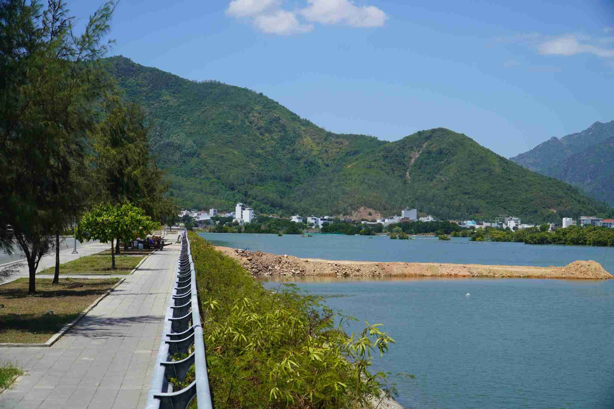 Viec lap song Quan Truong nhan duoc su quan tam cua du luan. Anh: Huu Long