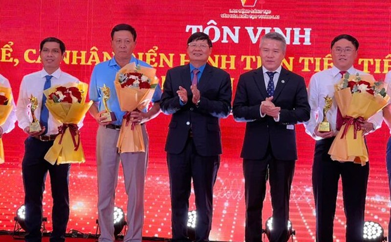 Vice President of the Vietnam General Confederation of Labor Phan Van Anh and leaders of Vietnam National Shipping Lines presented awards to outstanding individuals in the emulation movement and reward work in the period of 2020 - 2025. Photo: Kieu Vu