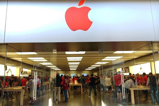 Tips for buying an iPhone at the right time to save money wisely. Photo: The Lam