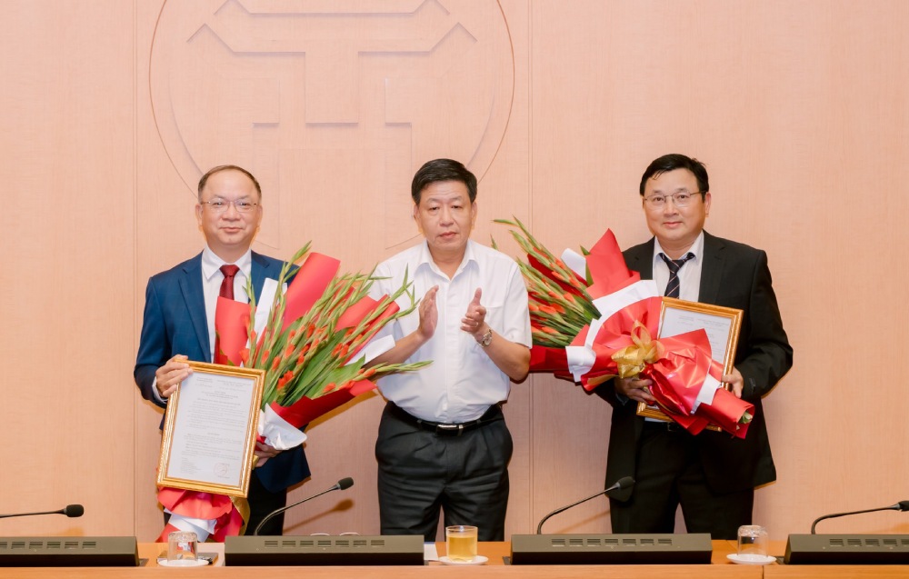 Vice Chairman of Hanoi People's Committee Duong Duc Tuan presented the decision and presented flowers to congratulate the newly appointed Deputy Chief of Office of the City People's Committee and Deputy Director of the Department of Planning and Architecture. Photo: Hanoi.gov.vn